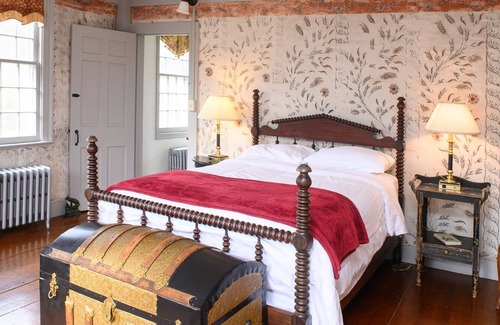 Temple Other | Beautiful Colonial Farm House on a working horse farm!