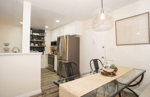 Belmont Heights Condo | Beautiful condo located less than one mile to beach and trendy Belmont Shore.