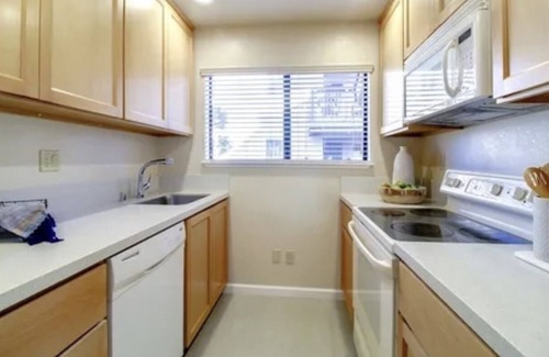 Pleasant Hill Condo | Beautiful condo w/fireplace in the heart of downtown Pleasant Hill