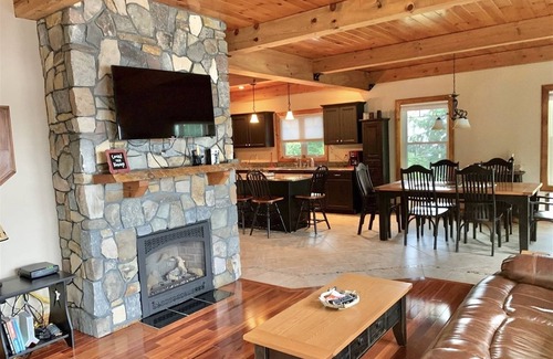 Shapleigh House | Beautiful contemporary 3 bedroom and 2.5 bath home on Square Pond.