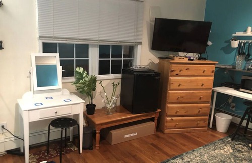 West Islip Apartment | Beautiful Cosy studio with Deck , WiFi, Tv , huge yard , barbecue Rv parking