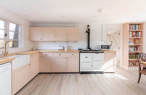 Blandford Forum House | Beautiful Cottage w/Large Garden & Parking