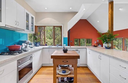 Emerald House | Beautiful country property in native bush less than an hour from Melbourne.