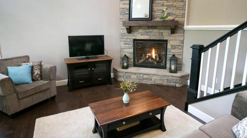 Sugarcreek House | Beautiful Countryside Cabin with Hot-Tub and Pond Views in Ohio