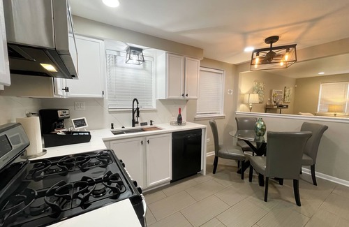 Elmwood Park Apartment | Beautiful & Cozy 2bd/1b Near O’Hare & Metra (MD-W)