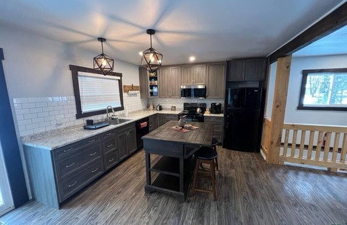 Madawaska Valley Cottage | Beautiful Cozy 3 Bedroom Cottage on the Lake