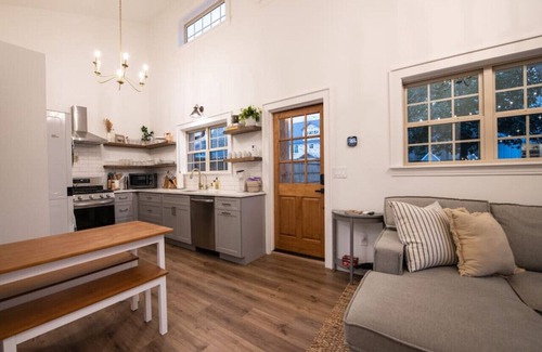 Norcross House | Beautiful "Cozy Cottage" in Downtown Norcross with Chef's Kitchen