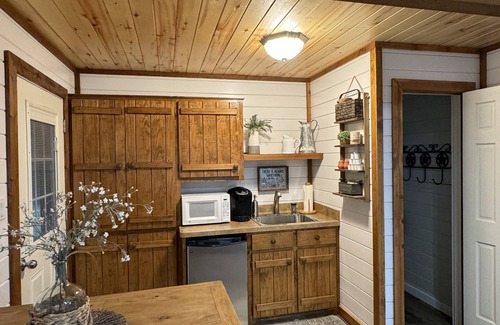Whispering Hills Cabin | Beautiful, cozy lakehouse w/guesthouse, amazing outdoor living & boathouse!