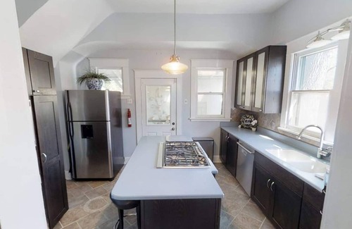 Springfield House | Beautiful Craftsman home near C-Street for you and your pets!