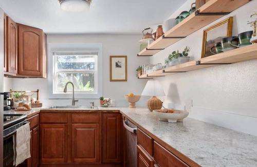 North Spokane House | Beautiful Designer Cottage - 2 Min to Campus