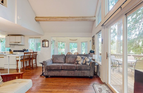 Florence Apartment | Beautiful Dog-Friendly Home on the Lake - Great Views & Private Dock