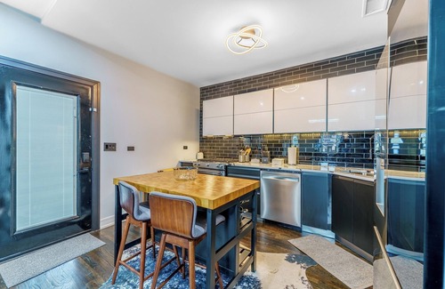 West Bucktown House | Beautiful duplex in the heart of bucktown.