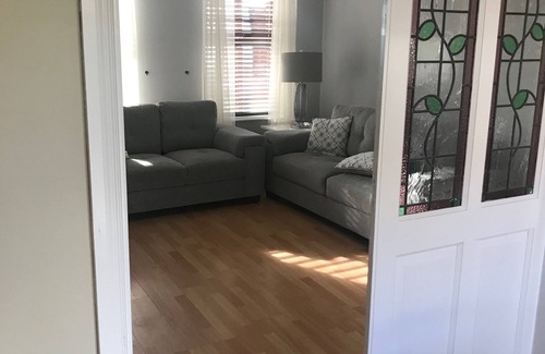 Ennis House | Beautiful family home in quiet residential area