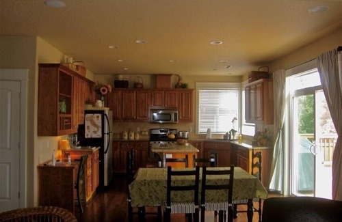 Boyd Acres House | Beautiful Family Vacation Home. 5 Bedrooms, Sleeps 8, 5 mins from Old Mill