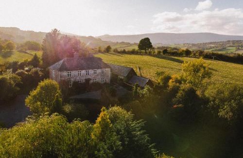 Grosmont House | Beautiful farmhouse near Abergavenny - Sleeps 6-26