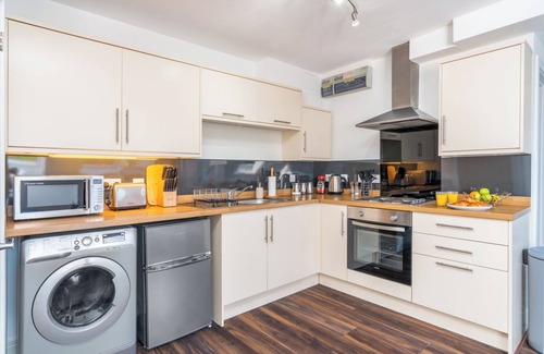 Andover Apartment | Beautiful Flat In Town Center With 55" Smart TV + Netflix