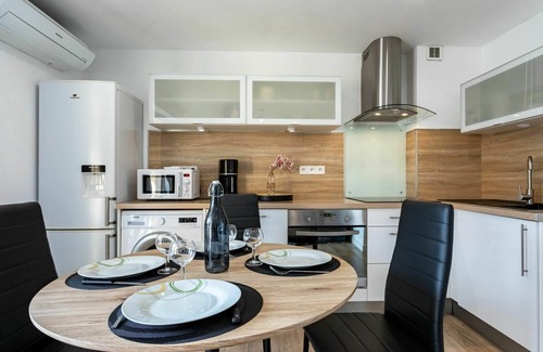 Les Hauts de Canet Apartment | Beautiful apartment for 4 people with WIFI, pool, A/C, TV, terrace and pets allowed