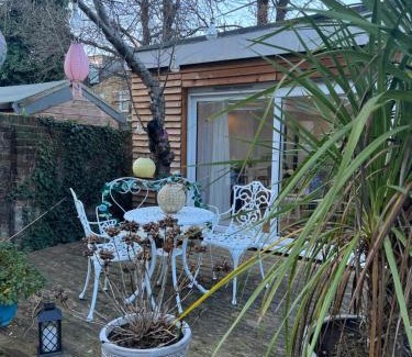 Springfield Apartment | Beautiful Garden View Apartment London