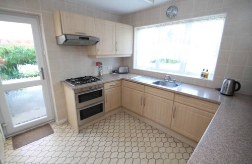 Staines House | Beautiful 3 Bedroom Home in Staines Private Parking, Garden, Near Heathrow