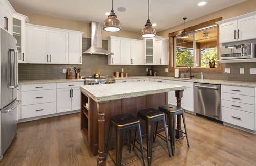 Cle Elum House | Beautiful Golf Course Retreat! Game Room, Hot Tub, Fire Pit, Ping Pong & Wifi