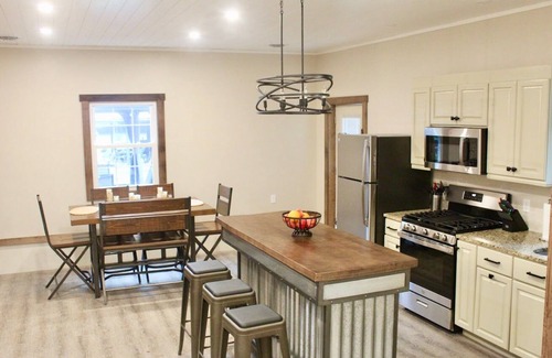 Sigel House | Beautiful Guest House on 66 Acres Hot Tub, AC, King Beds -Check Out Our Reviews!