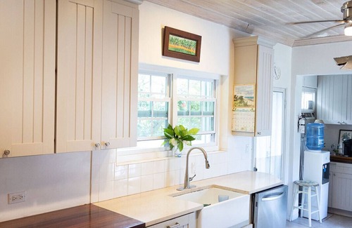 Dunmore Town House | Beautiful Harbourside Property with Pool on Water + Private Dock