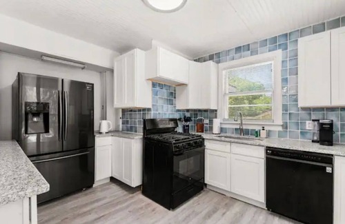 River Road Apartment | Beautiful Historic Home - Minutes from the Pearl