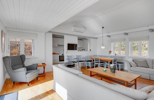Lyngsbæk Strand House | Beautiful home in Ebeltoft with kitchen