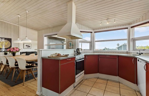 Ronde House | Beautiful home in Rønde with kitchen
