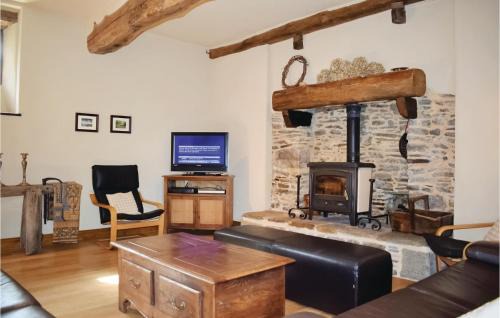 Sougeal House | Beautiful Home In Sougeal With Kitchen
