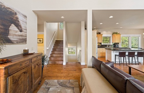 RiverWild House | BEAUTIFUL HOME OVERLOOKING THE RIVER-MINUTES TO IT ALL