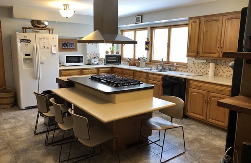 Lansing House | Beautiful Home with 9 Bedrooms, 7 bathrooms, 2 Cabins, 18 Hole Disc Golf Course