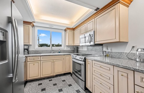 Ridgefield House | Beautiful home with hot tub just minutes away from Ilani Casino!