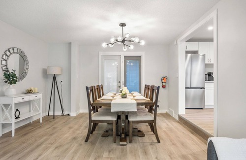 Kelvin Grove House | Beautiful House 3BDR>Chinook Mall 2 mins>Downtown 10 mins/Backyard>Firepit>PS5