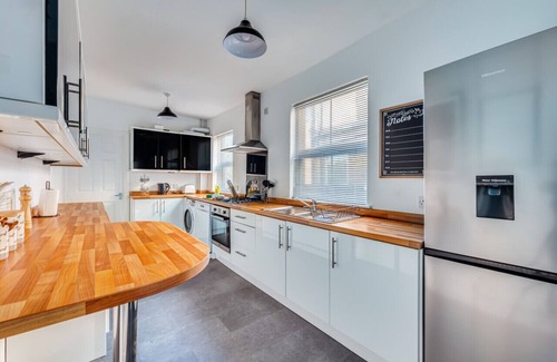 Northampton House | Beautiful House Sleeps 7 Central Location Smart TVs Free Parking
