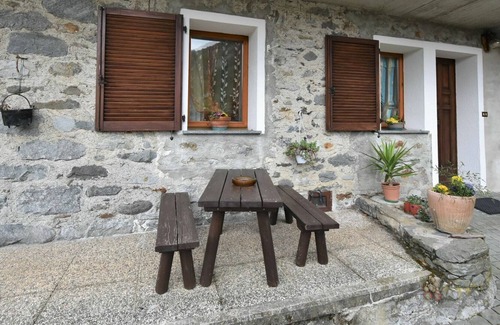 Mazzo di Valtellina Apartment | Beautiful apartment for 4 guests with WIFI, TV, terrace, pets allowed and parking