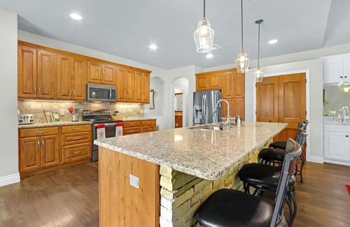 New Braunfels House | Beautiful Lakefront Cabin | Firepit | Grill Smoker