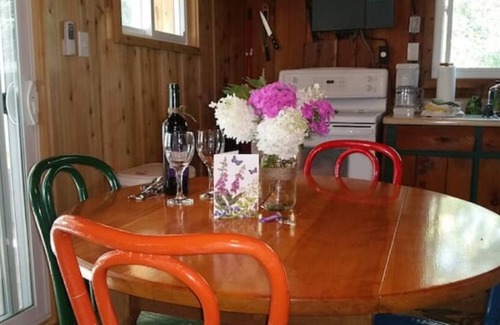 Bonnechere Valley Cottage | Beautiful lakefront cottage on quiet lake.