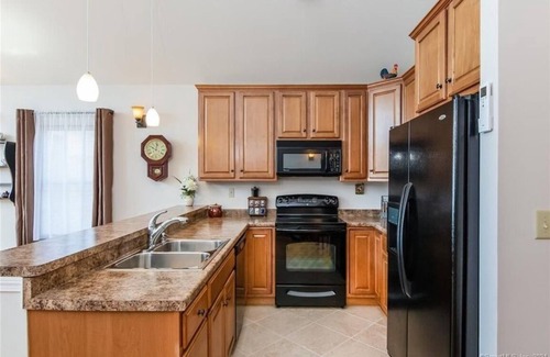 Montville House | Beautiful lakefront retreat just 15 mins to casino