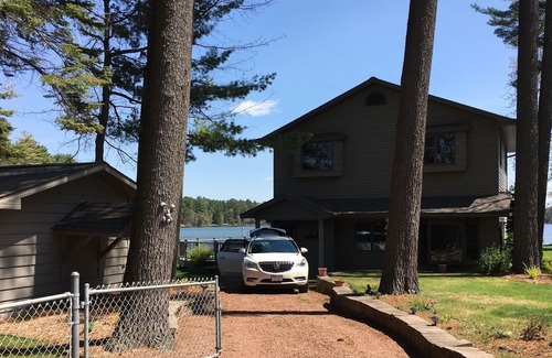 Clintonville House | Beautiful Lakefront Vacation Home!!