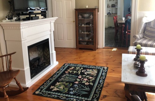 Greenfield Apartment | Beautiful Large Ground Floor/ Garden Updated 3 bed/1.5 baths 8 min to Schools