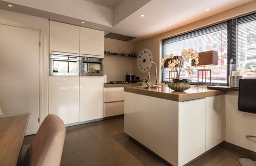 Jordaan Boat Rental | Beautiful large houseboat-apartment at the canal district in the hearth of Amsterdam.