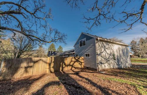 Marylhurst House | Beautiful like new home in a quiet neighborhood