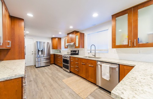 Marylhurst House | Beautiful like new home with a large hot tub in a quiet neighborhood on Acreage.