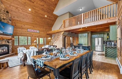 Ellicottville Ski Chalet | Beautiful Log Cabin! Hot-Tub, Bonfire & Private Yet 4 Mins to Downtown!