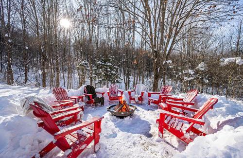 Ellicottville Ski Chalet | Beautiful Log Cabin! Hot-Tub, Bonfire & Private Yet 4 Mins to Downtown!