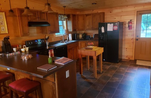 Hartsville Cabin | Beautiful Log Cabin on a quiet picturesque farm.