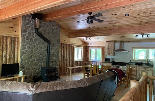 Iron River House | Beautiful log cabin on the Pendleton Creek!