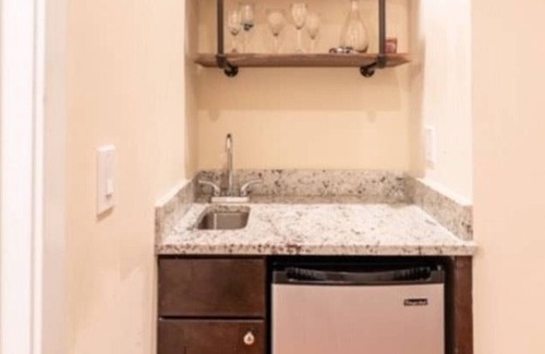 Newbold House | Beautiful Lux 4 Bedroom*Near PENN/CHOP*Roof Deck