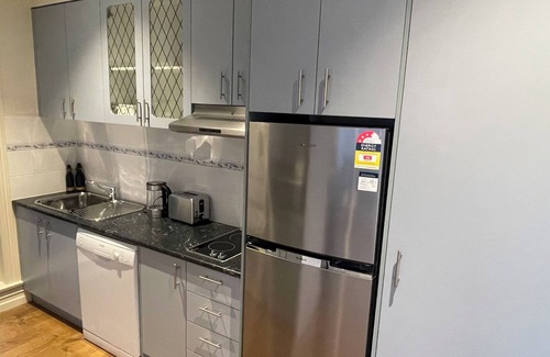 Lovely Banks Apartment | Beautiful luxurious home in a quiet court close to the Geelong CBD.